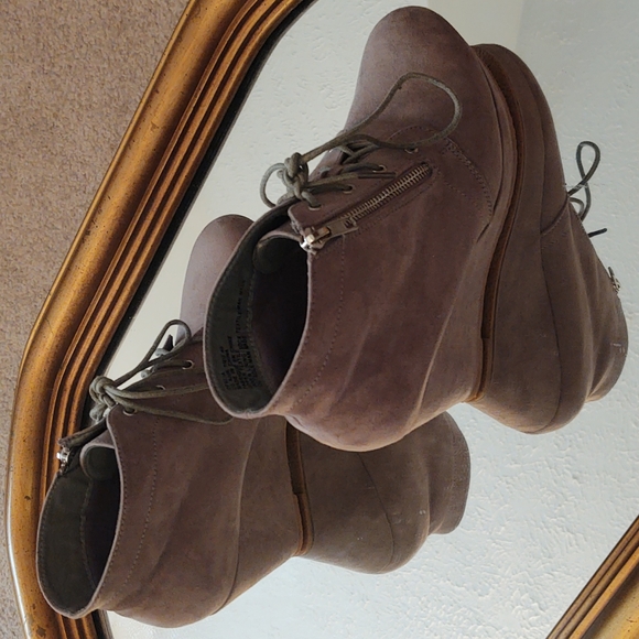 JustFab Shoes - *SALE* EUC JustFab Tan Wedges Size 9